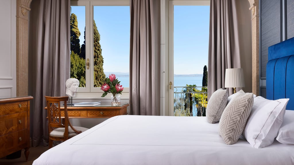 Suite con balcone e vista lago Suite con balcone e vista lago