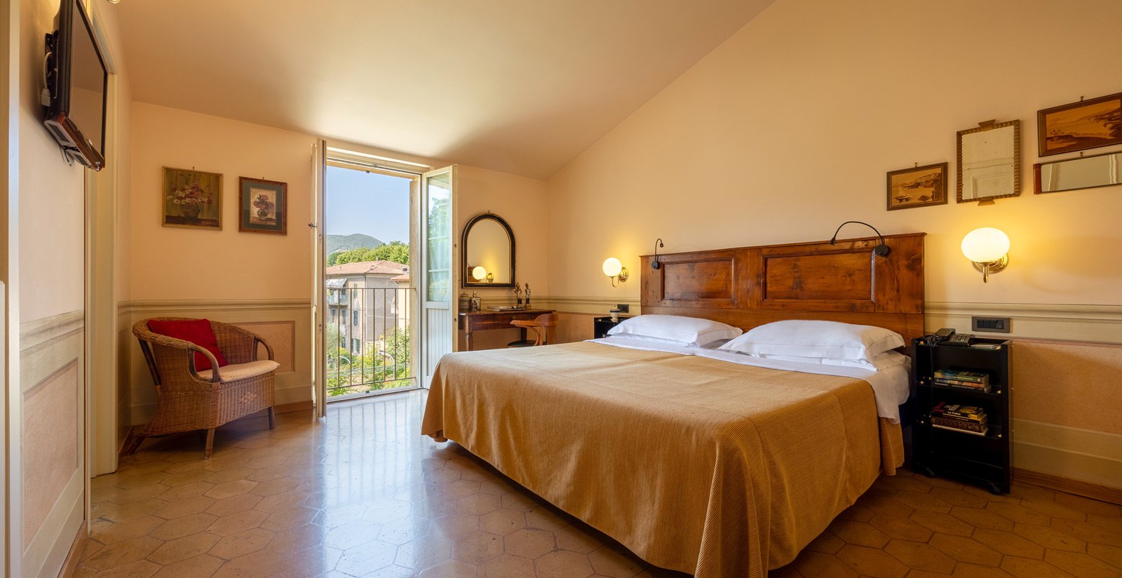 Tutte le nostre camere sono estremamente confortevoli, ampie e godono di una piacevole tranquillità.8 Tutte le nostre camere sono estremamente confortevoli, ampie e godono di una piacevole tranquillità.8