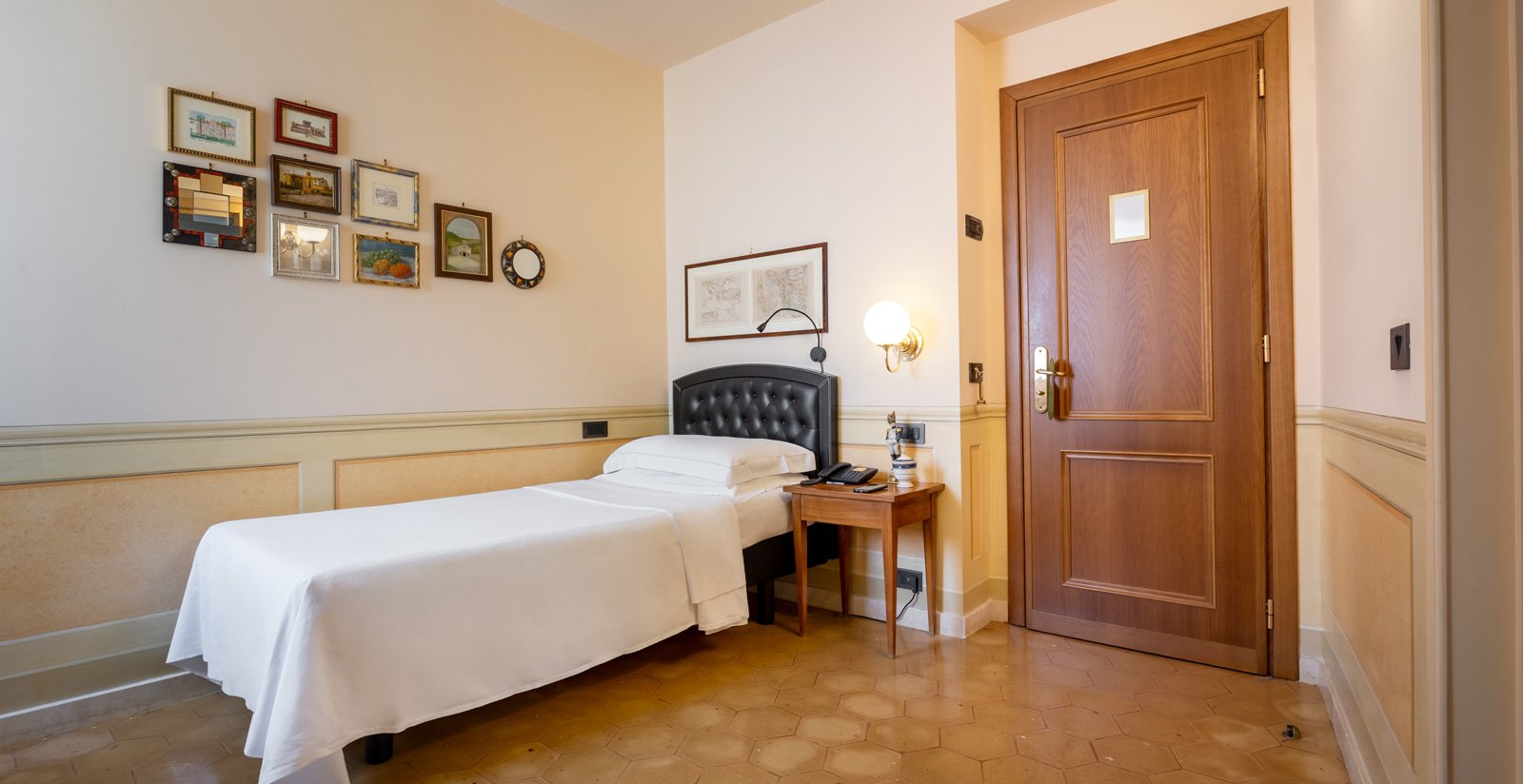 Tutte le nostre camere sono estremamente confortevoli, ampie e godono di una piacevole tranquillità.35 Tutte le nostre camere sono estremamente confortevoli, ampie e godono di una piacevole tranquillità.35