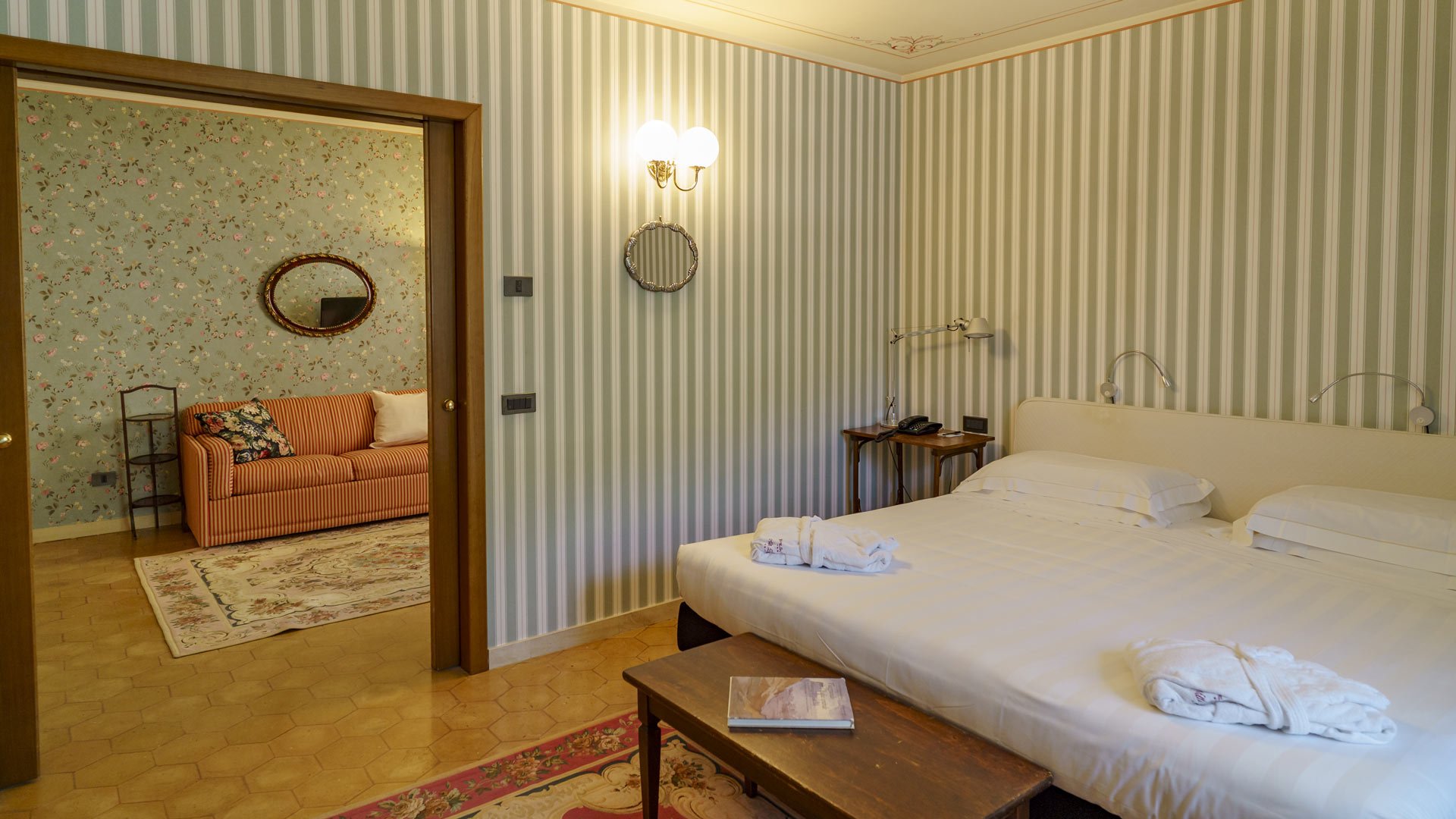 Tutte le nostre camere sono estremamente confortevoli, ampie e godono di una piacevole tranquillità.27 Tutte le nostre camere sono estremamente confortevoli, ampie e godono di una piacevole tranquillità.27
