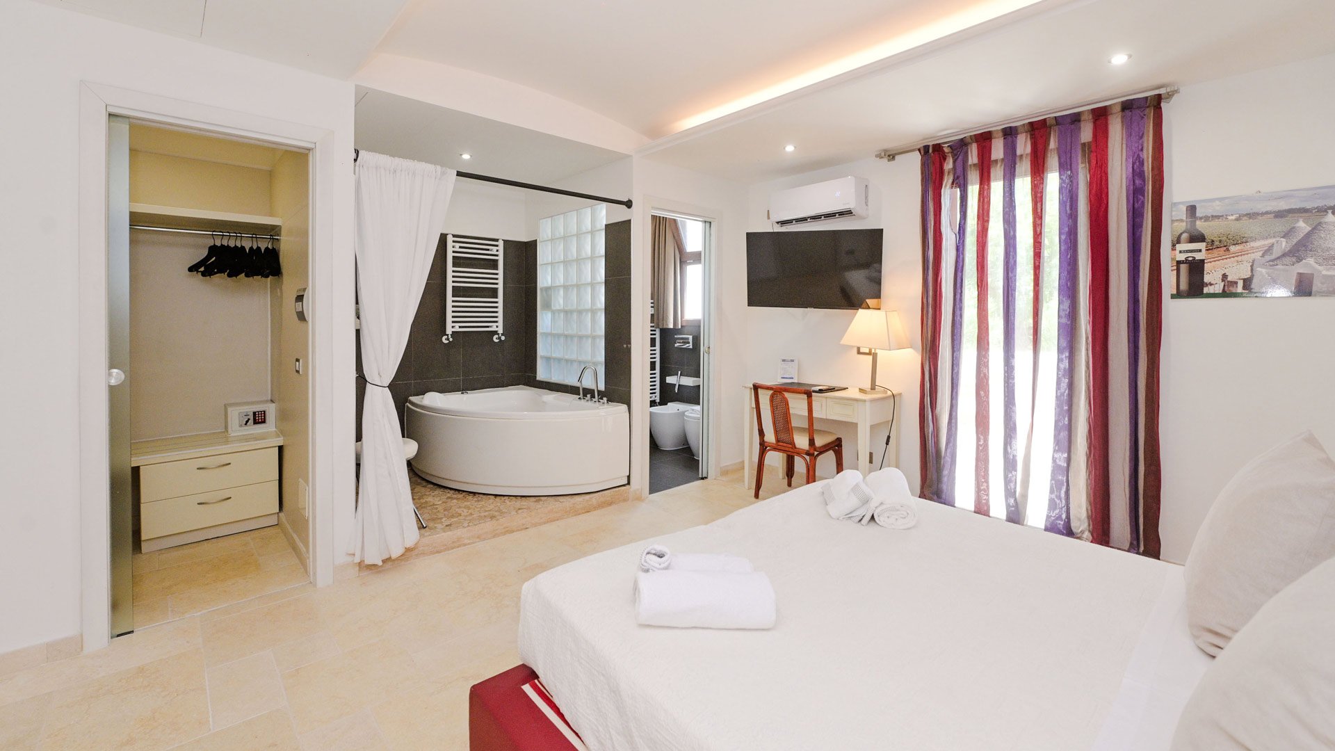 Deluxe Room with Jacuzzi and Patio2