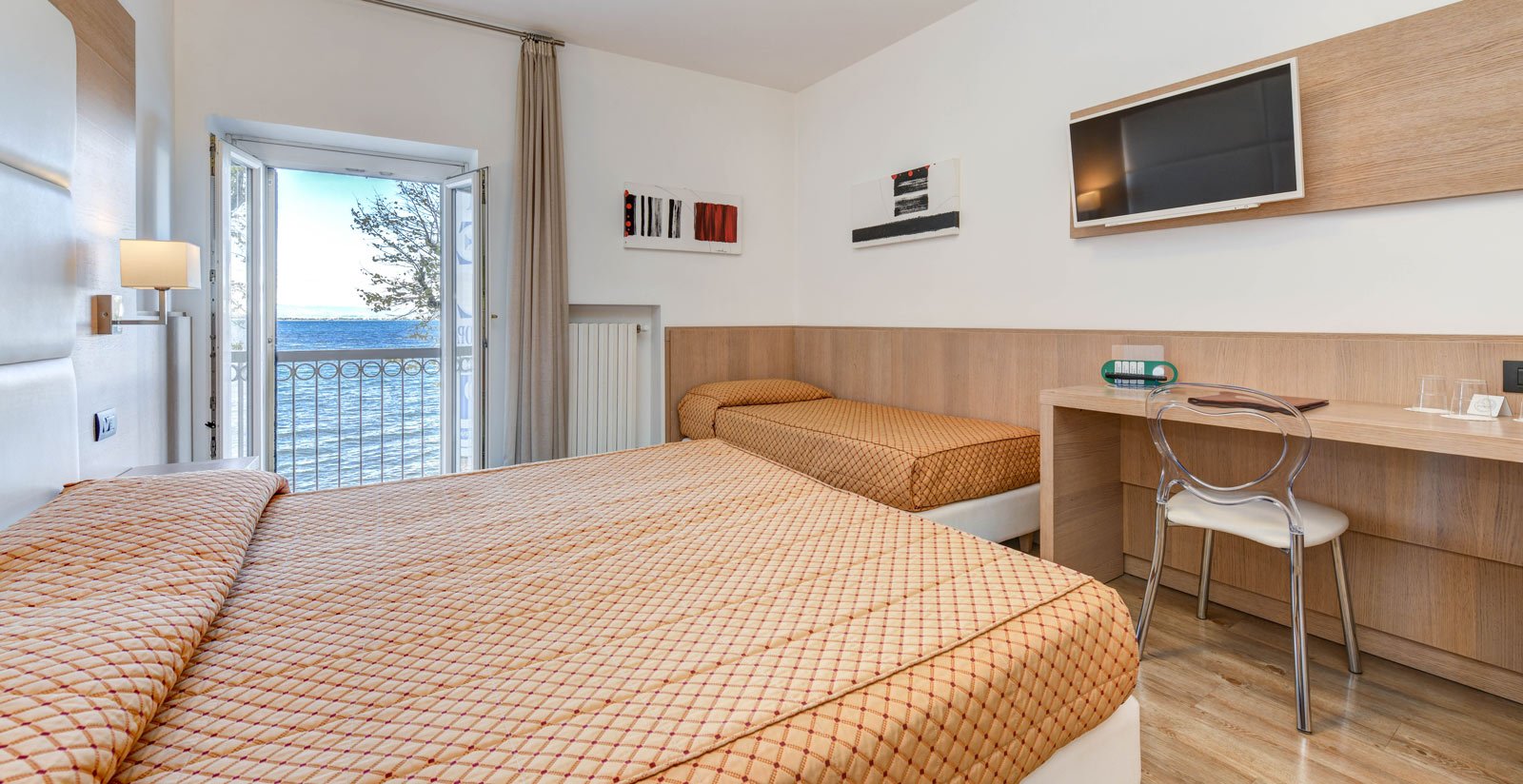 chambRE tRiplE confoRt avEc vuE suR lE lac6