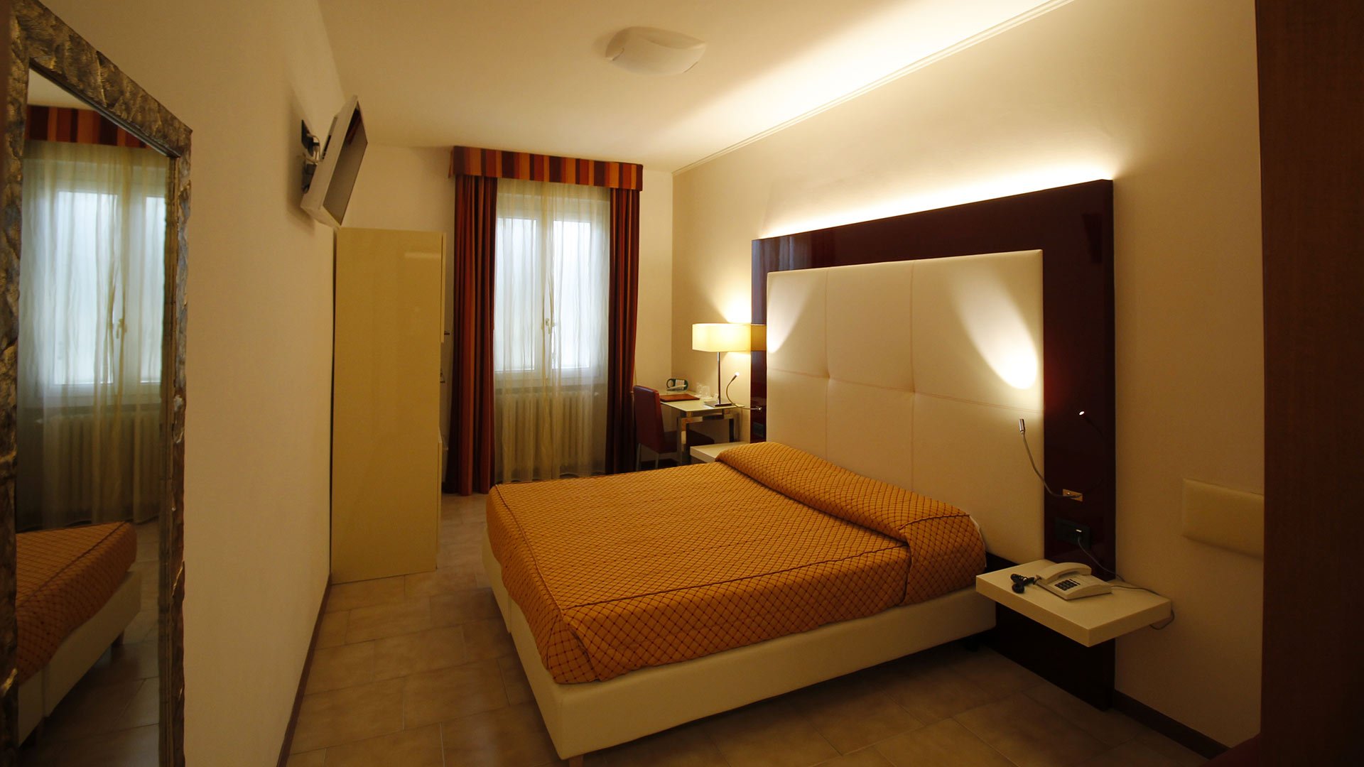 l'hotEl a dEsEnzano sul gaRda10