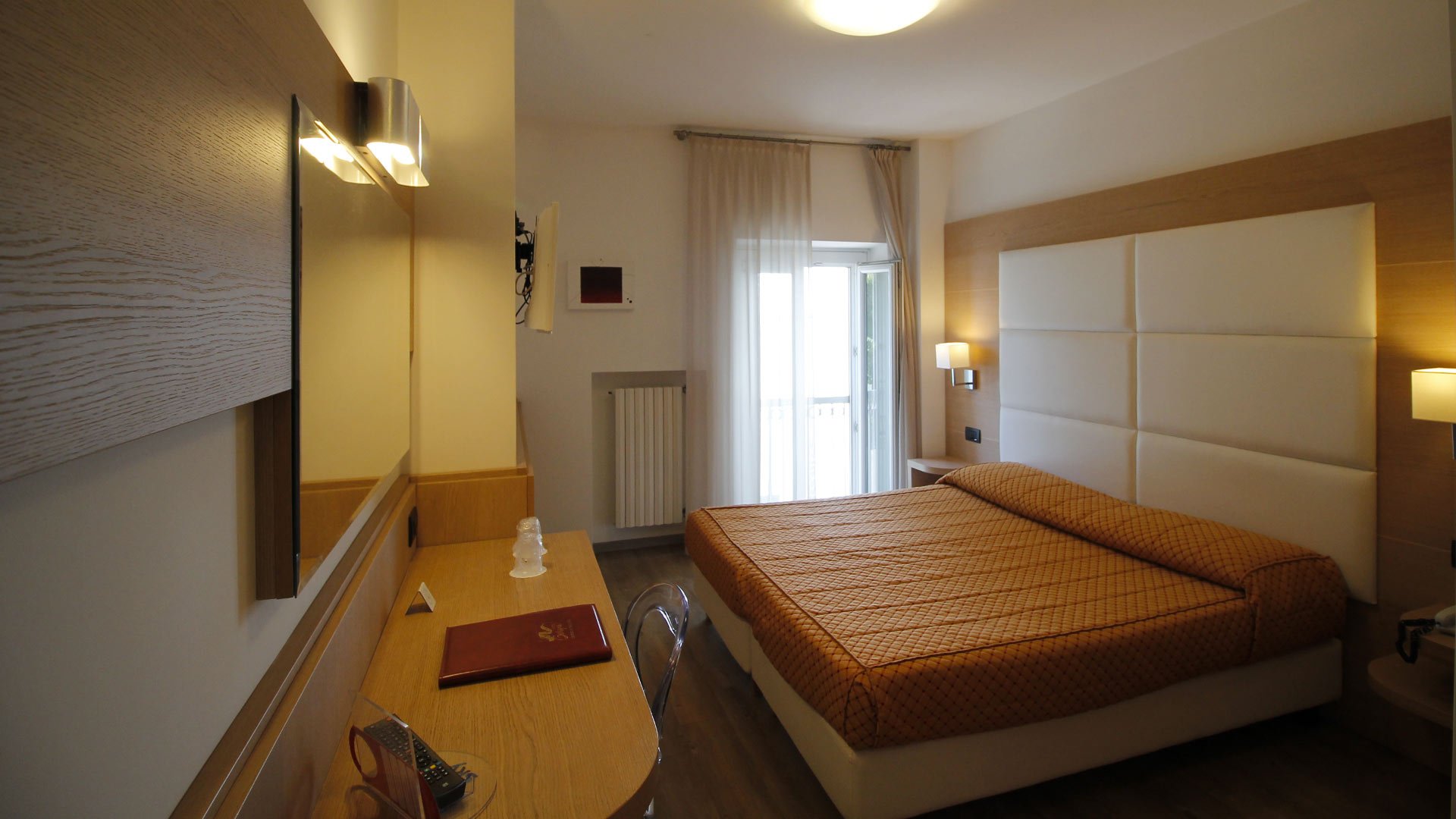 l'hotEl a dEsEnzano sul gaRda14