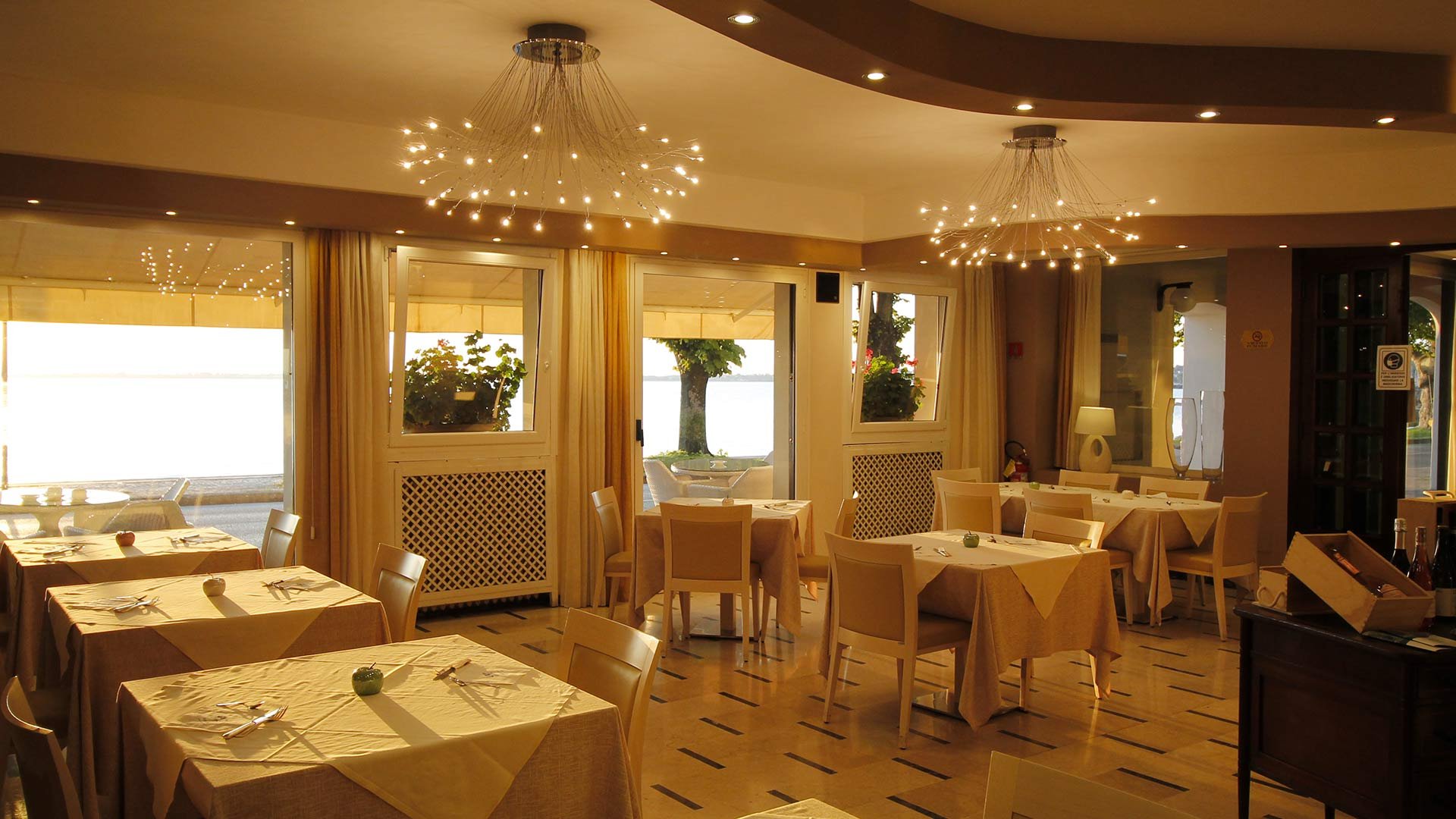 l'hotEl a dEsEnzano sul gaRda13
