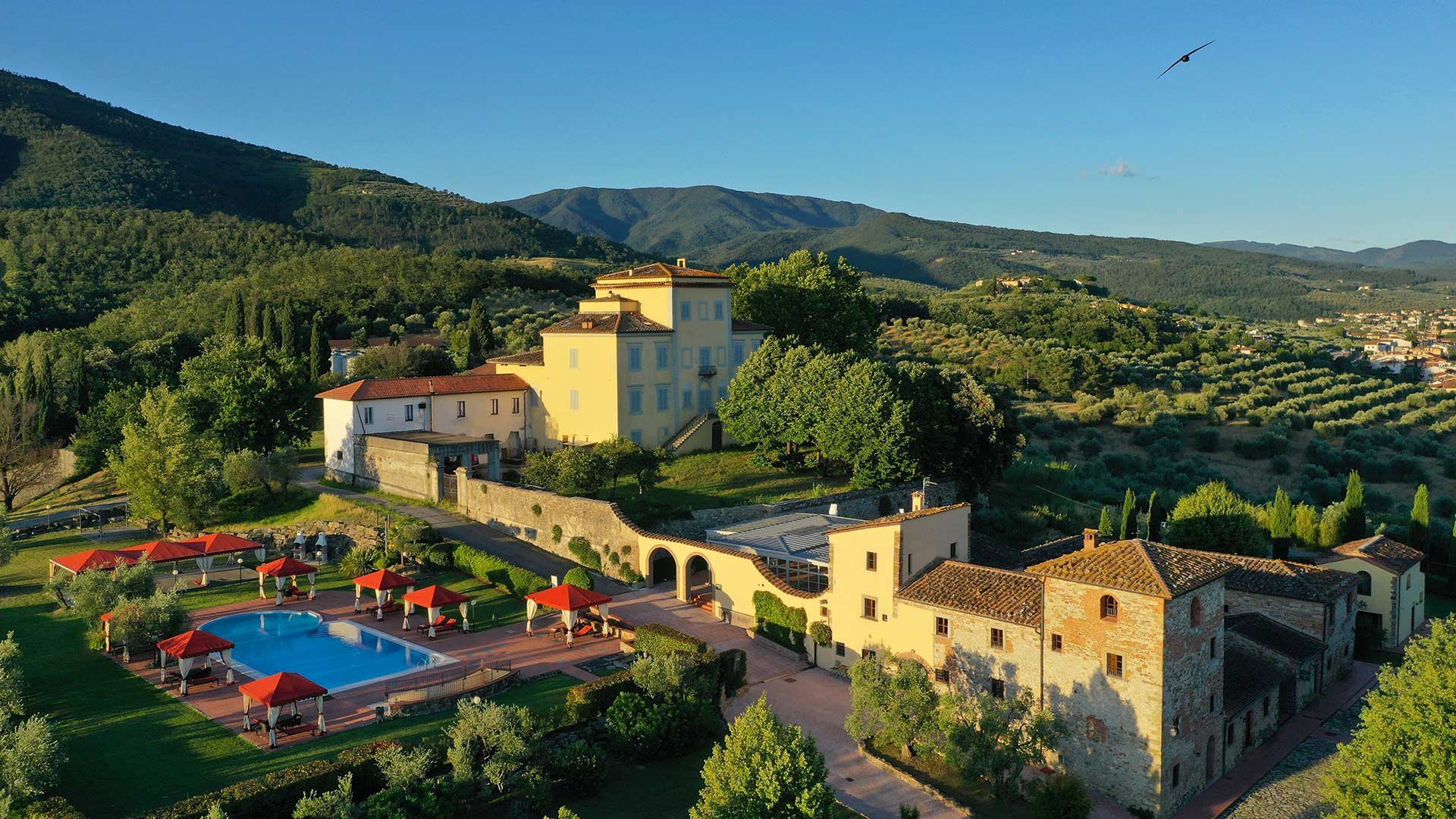 Stay with swimming pool near Florence4