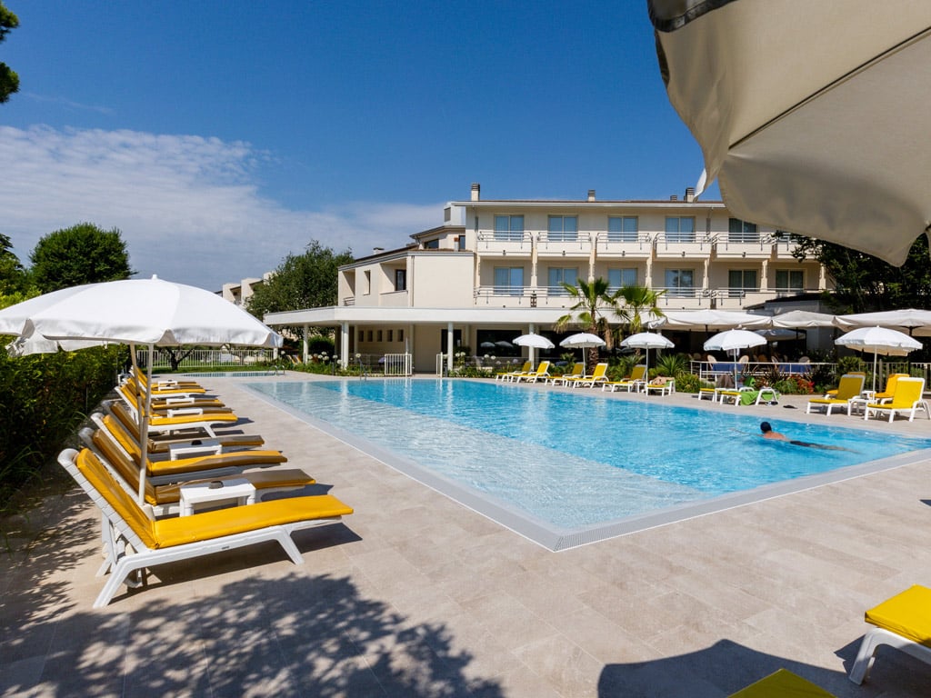 gallery/gallery_piscina-esterna5.jpg