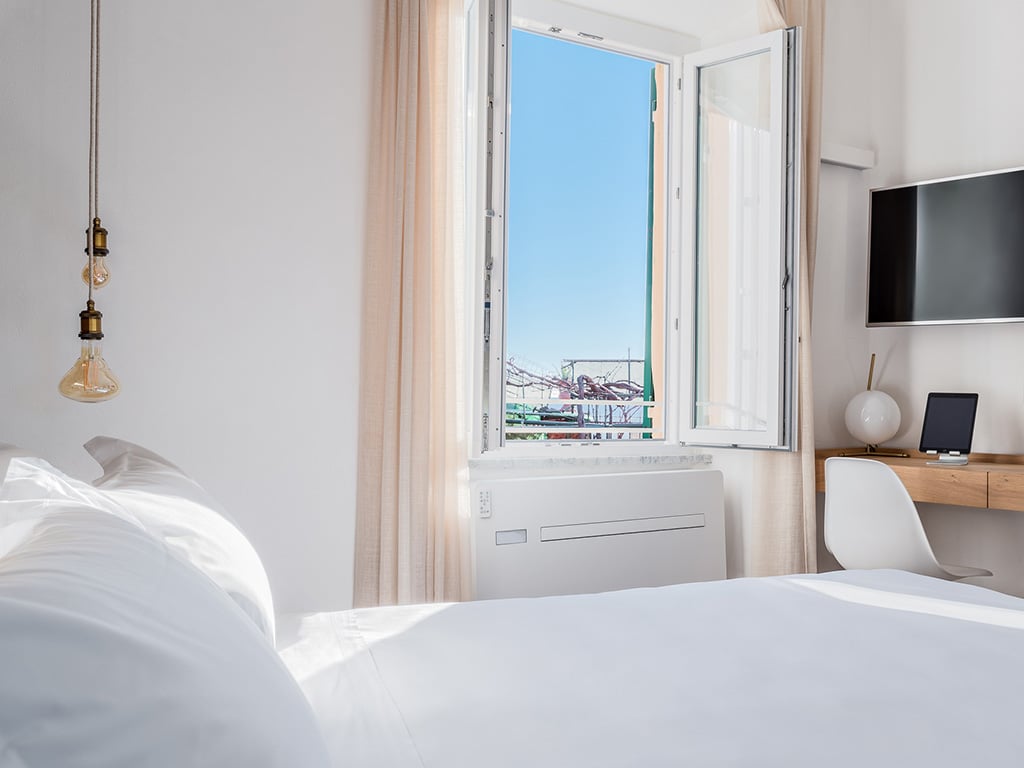 Queen Deluxe Room2