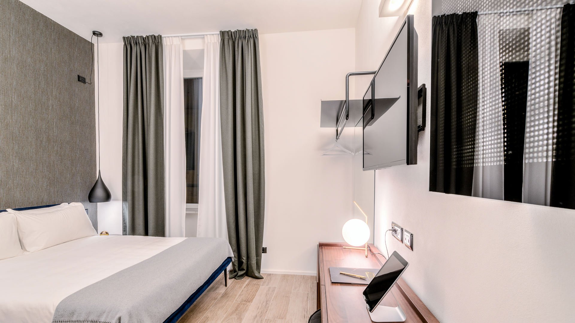 Deluxe Room City View with balcony1