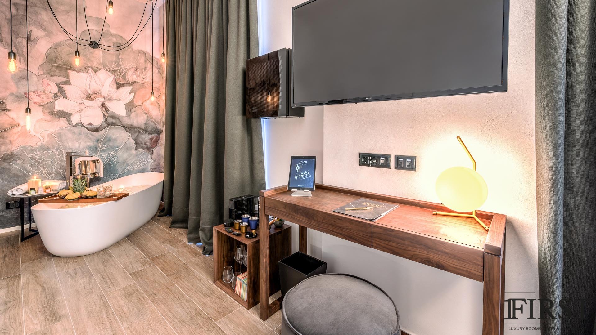 Deluxe Honeymoon Suite1