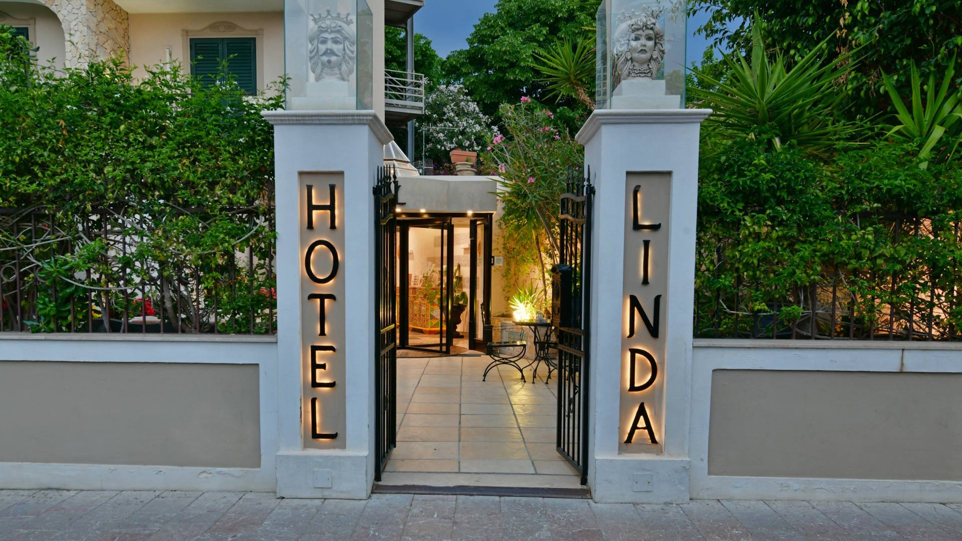 Hotel & Apartments Villa Linda4