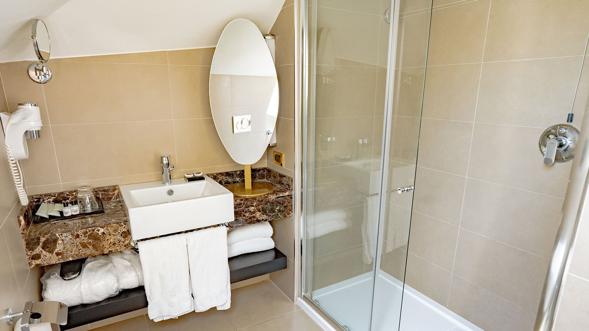 Royal Attic Suite8 Royal Attic Suite8