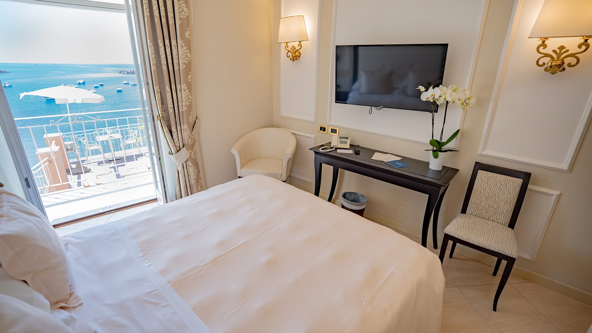 Rooms & Suites12 Rooms & Suites12