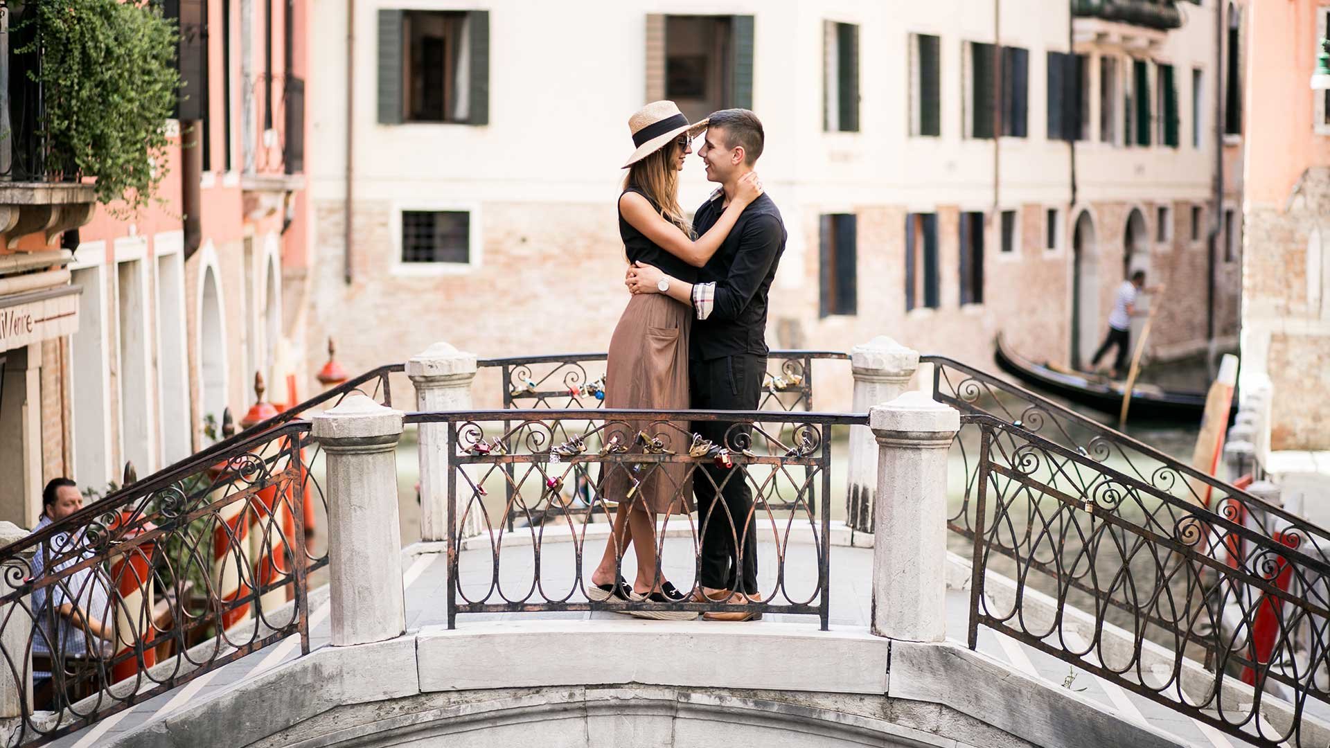 Venice: a kiss among the canals1