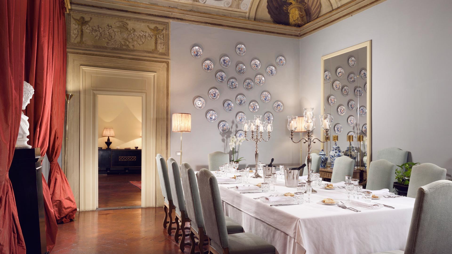 Cozy palace dinner2
