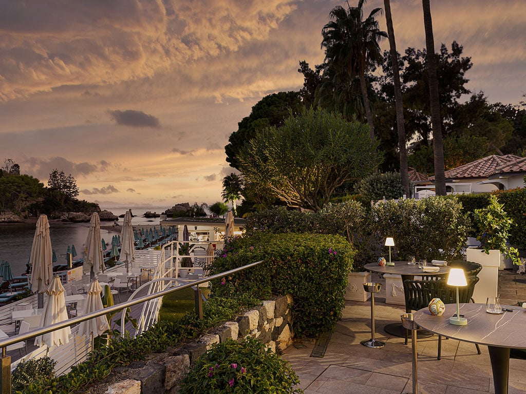 Restaurants & Bars 10 Restaurants & Bars 10