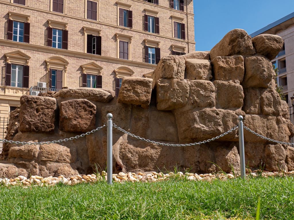 Le Mura Serviane nel giardino di Palazzo Montemartini 7 Le Mura Serviane nel giardino di Palazzo Montemartini 7