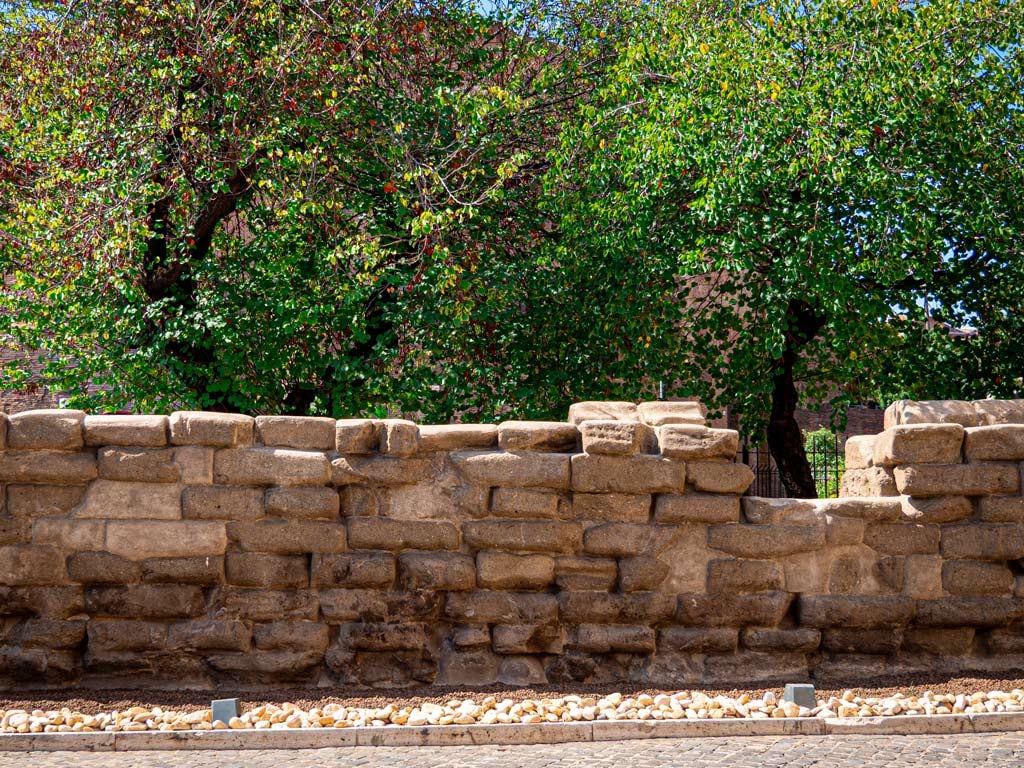 Le Mura Serviane nel giardino di Palazzo Montemartini 7 Le Mura Serviane nel giardino di Palazzo Montemartini 7