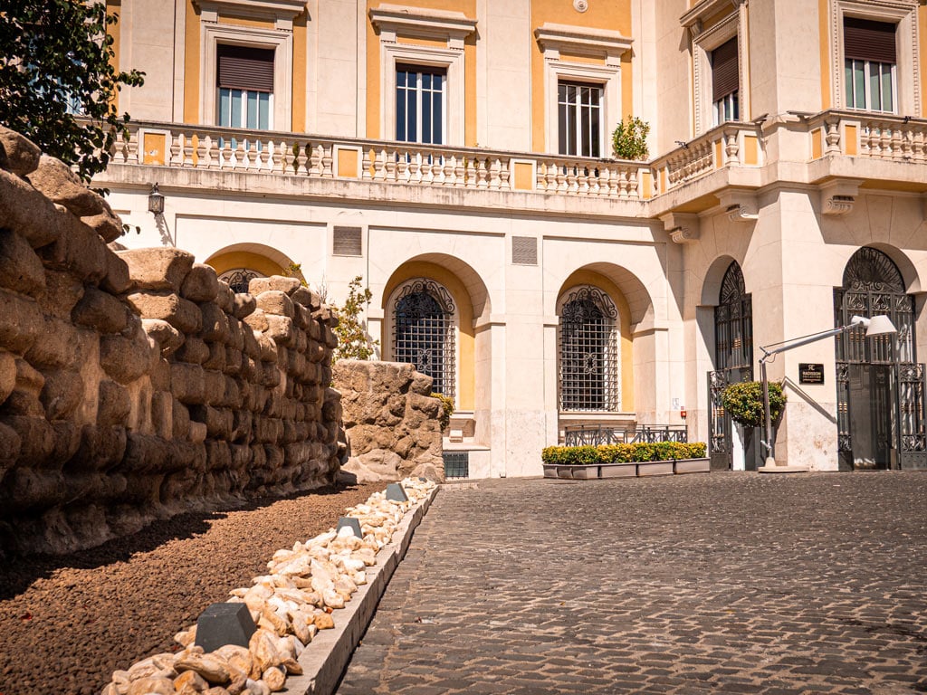 Le Mura Serviane nel giardino di Palazzo Montemartini 7 Le Mura Serviane nel giardino di Palazzo Montemartini 7