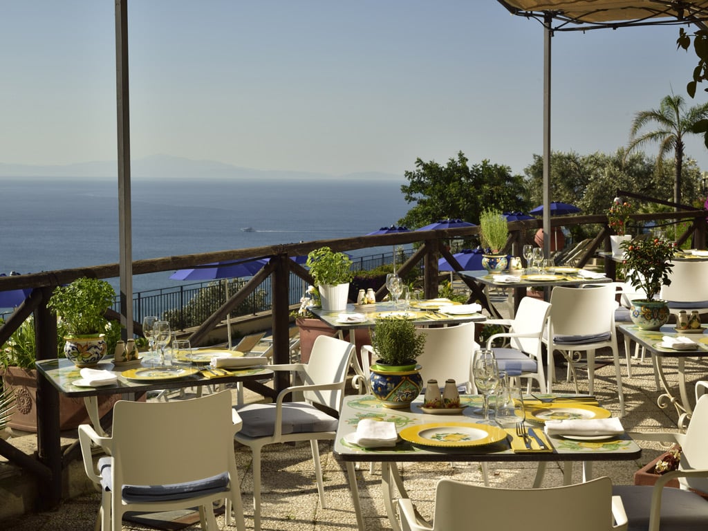 Restaurants & Bars 10 Restaurants & Bars 10