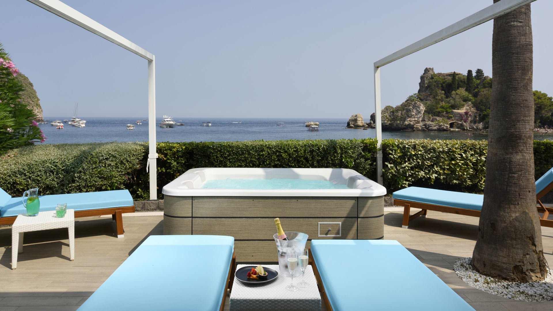 Deluxe Sea View Suite with Jacuzzi3 Deluxe Sea View Suite with Jacuzzi3