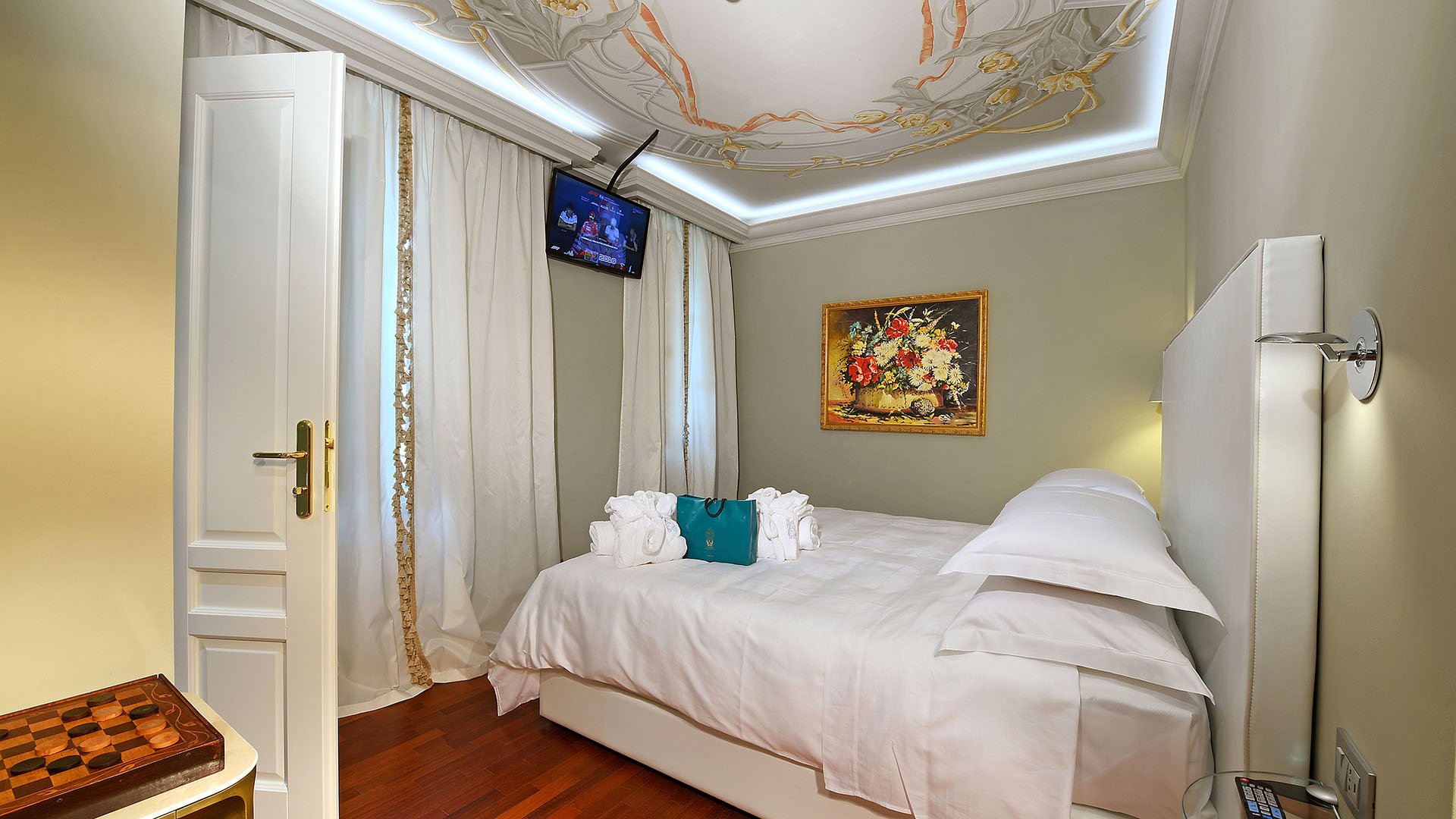 Deluxe Auditorium Room1