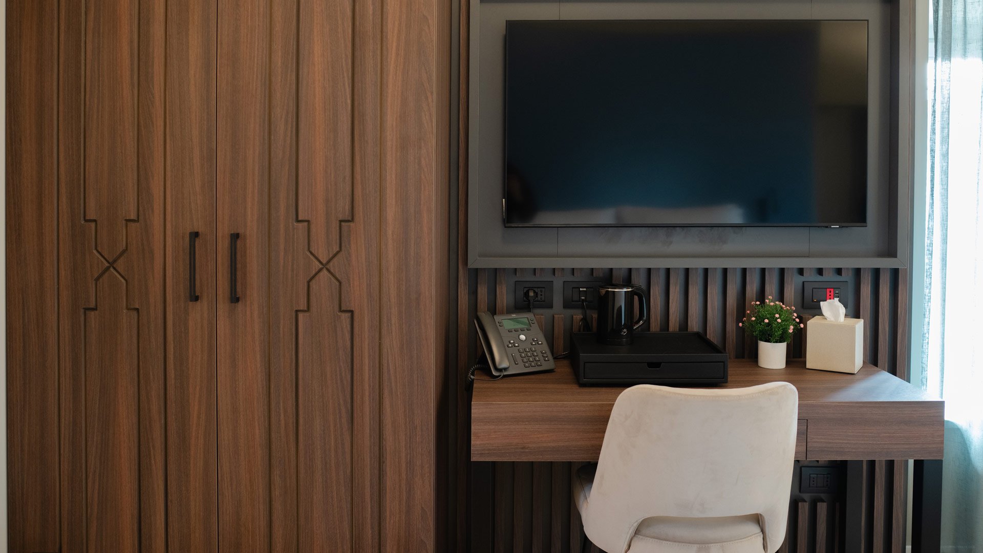 Rooms & Suites14