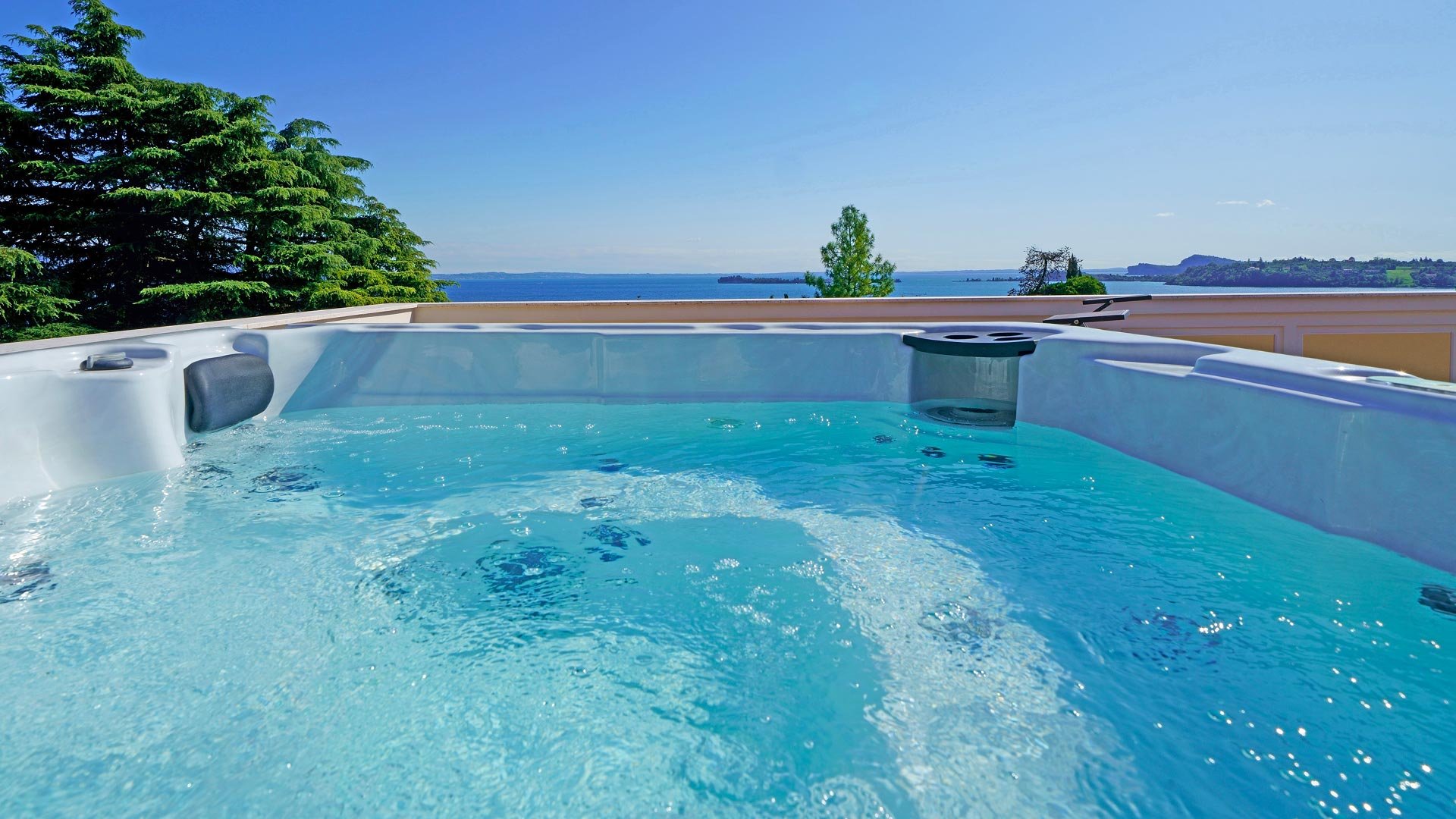 Vivi l'incanto di Gardone Riviera con Villa Sofia: tesori culturali e panorami da sogno sul Lago di Garda6