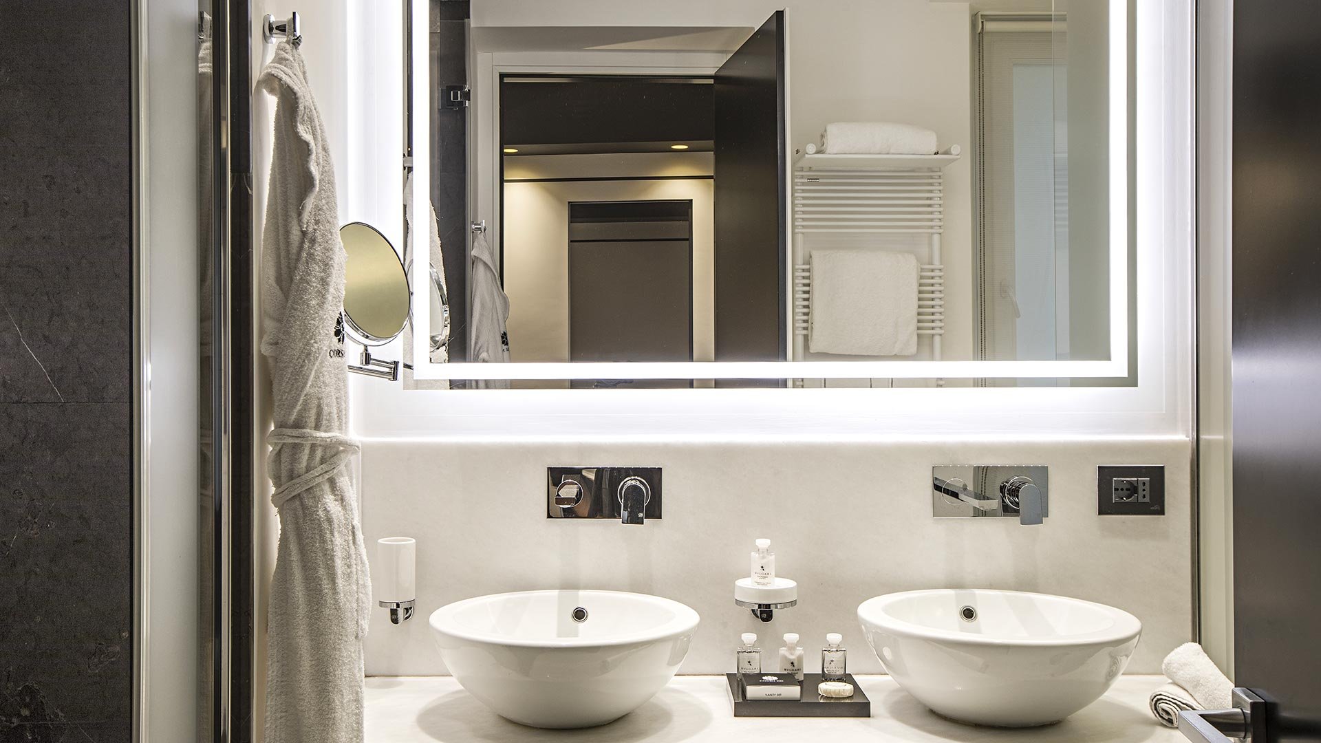 Luxury Suite2