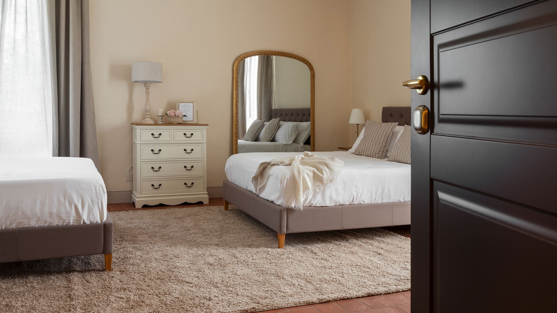 Queen Deluxe Room – Villa Erbaia5