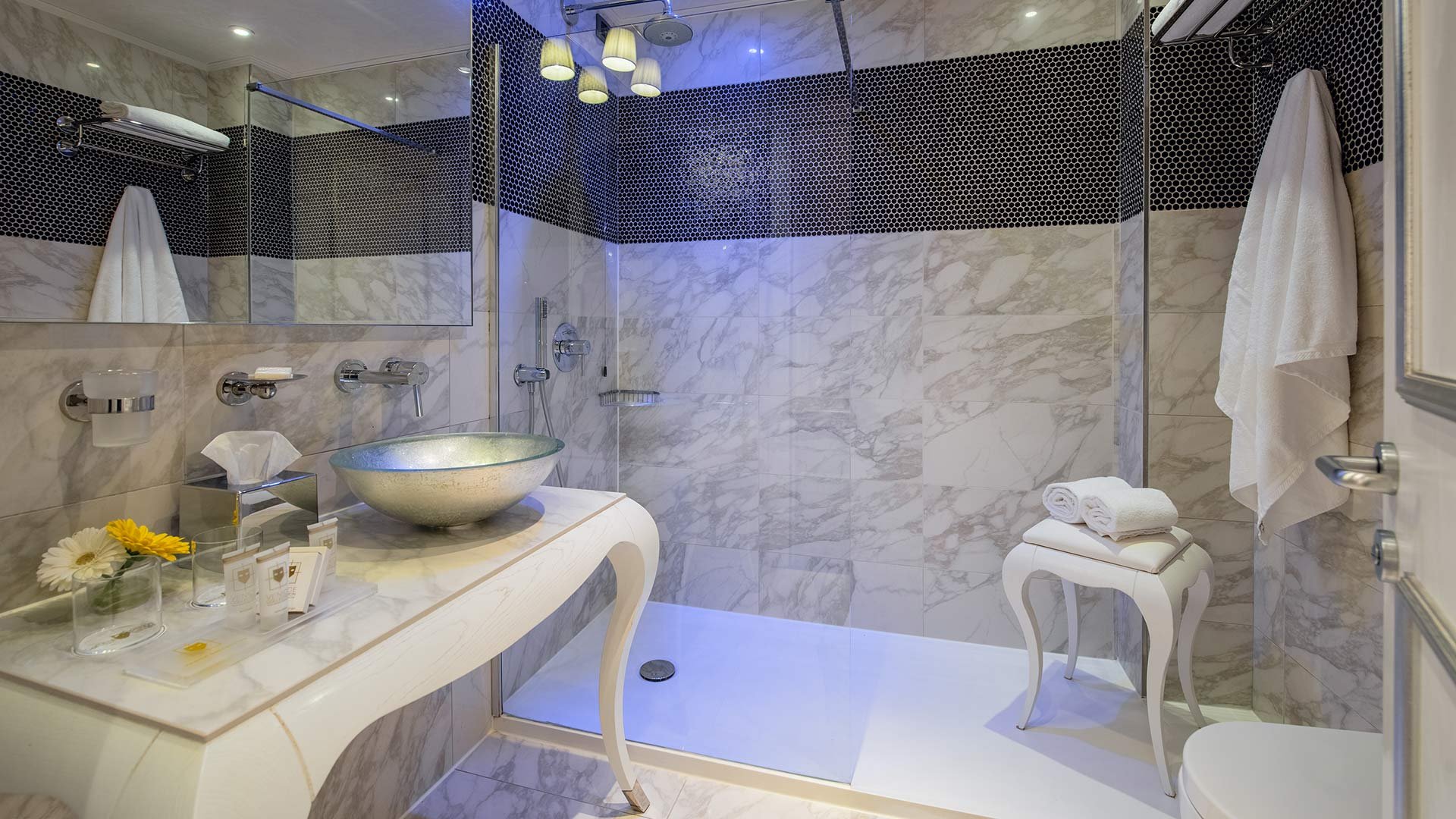 Suite con Terrazza e Jacuzzi all’aperto18 Suite con Terrazza e Jacuzzi all’aperto18