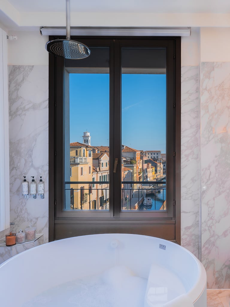 Corner Junior Suite with Jacuzzi20 Corner Junior Suite with Jacuzzi20