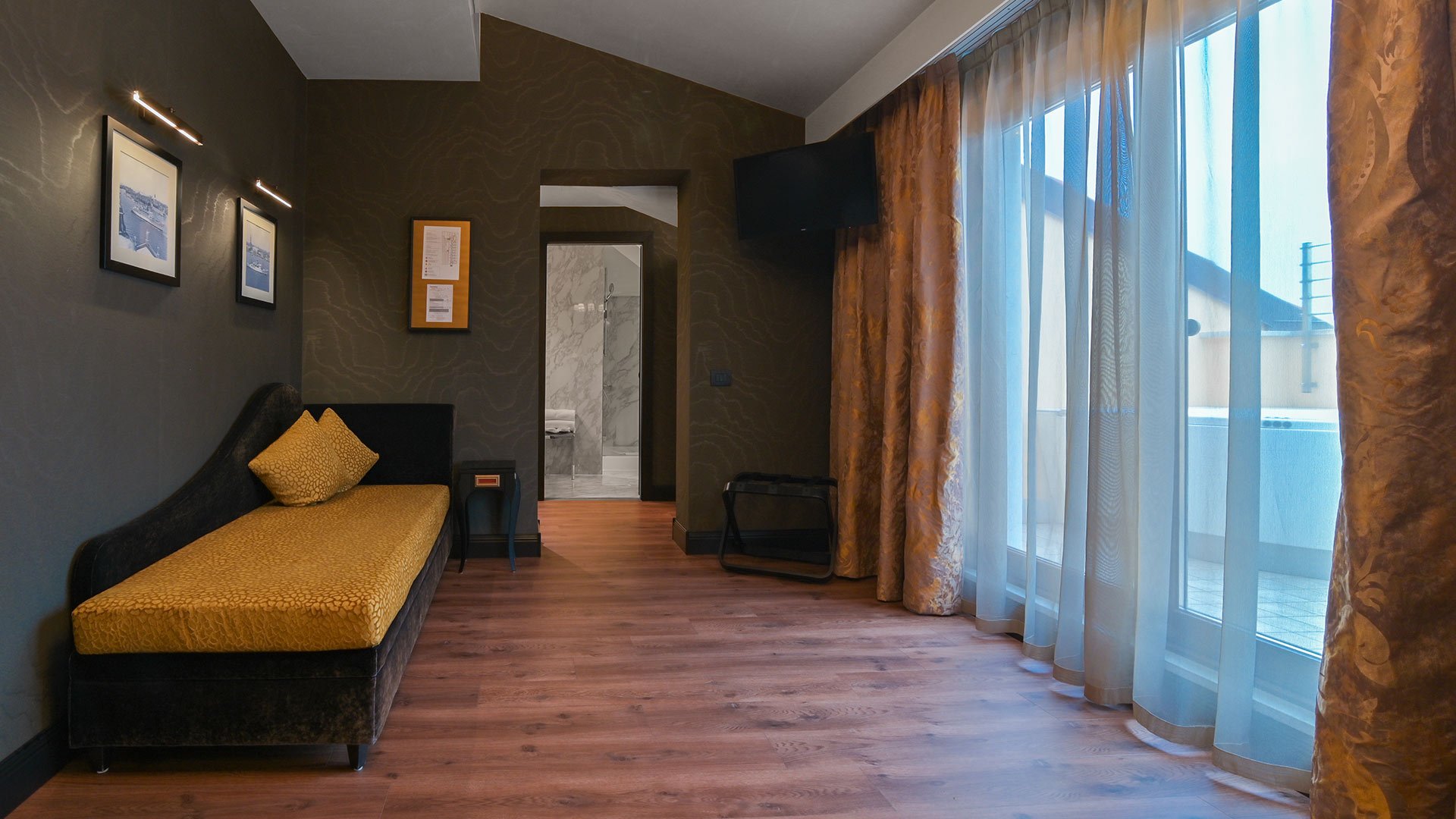 Panoramic Suite with two Terraces, Canal View and Outdoor Jacuzzi13 Panoramic Suite with two Terraces, Canal View and Outdoor Jacuzzi13