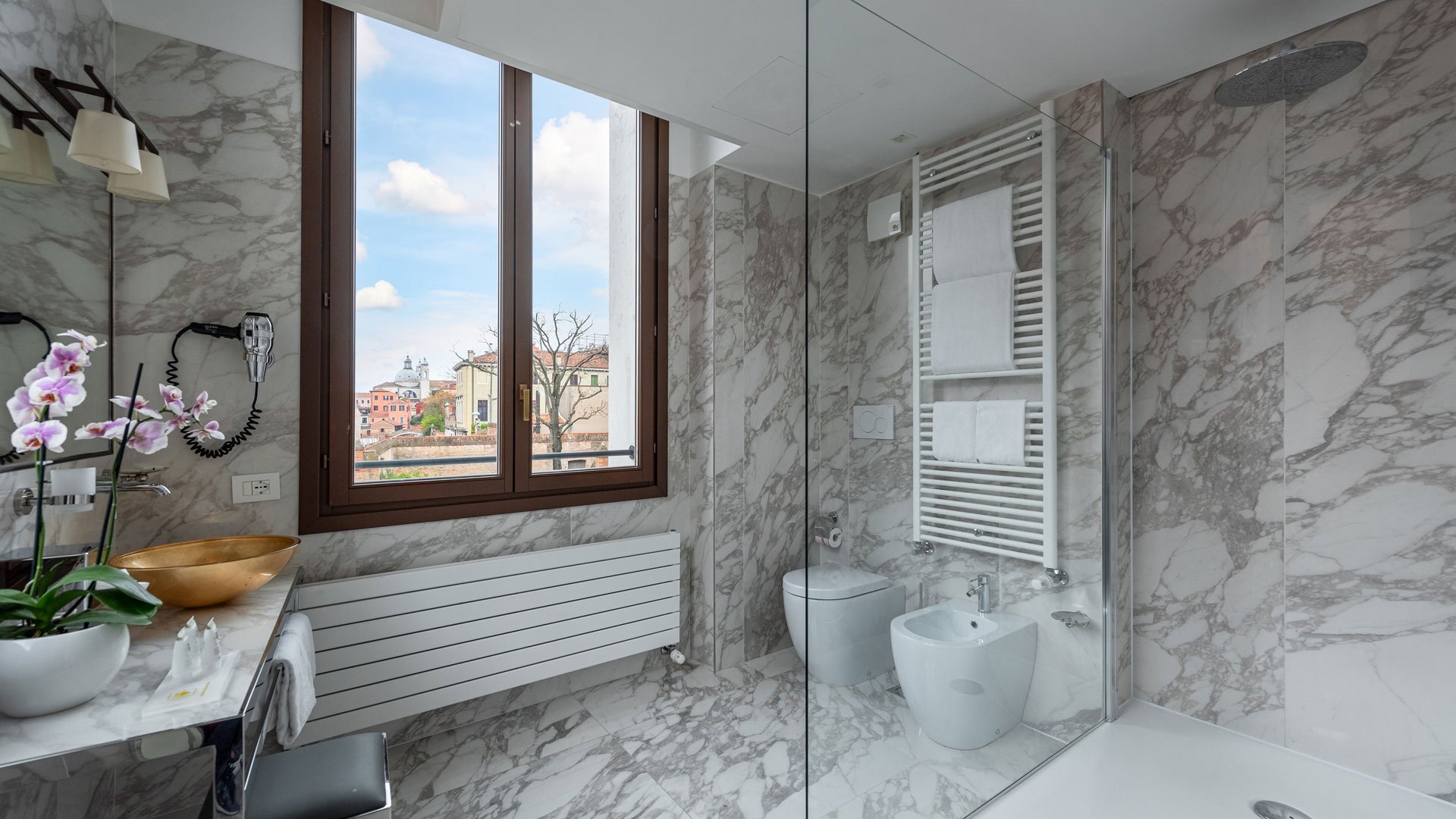 Suite Duplex Luna de Miel con Jacuzzi y Vista al Canal15 Suite Duplex Luna de Miel con Jacuzzi y Vista al Canal15