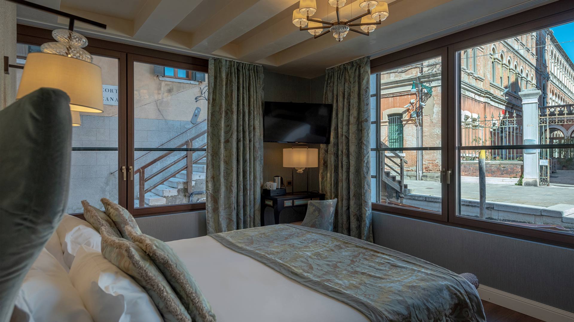 Junior Suite mit Kanalblick12 Junior Suite mit Kanalblick12