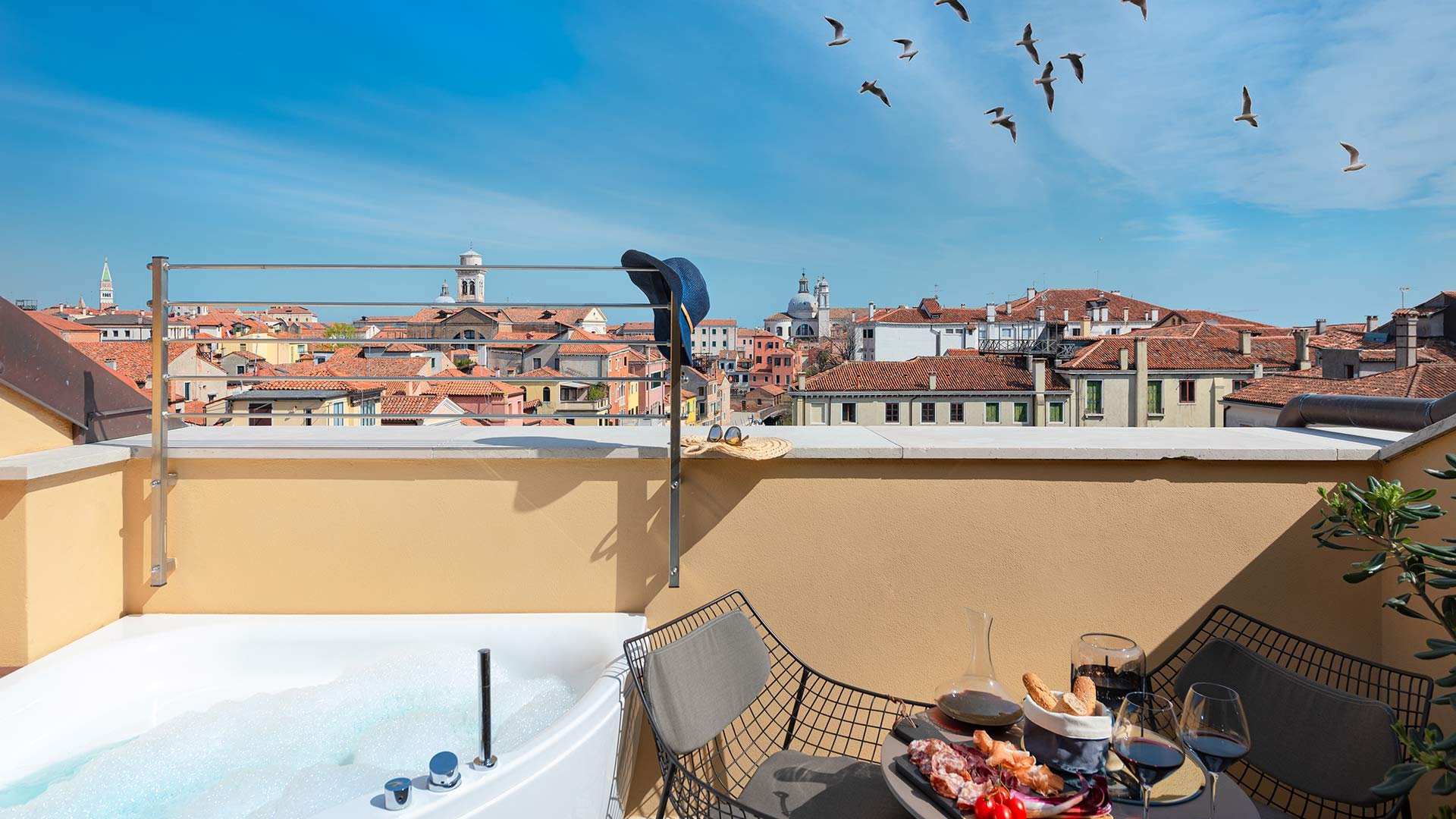 Panoramic Suite with two Terraces, Canal View and Outdoor Jacuzzi15 Panoramic Suite with two Terraces, Canal View and Outdoor Jacuzzi15