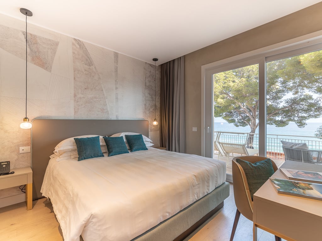 Rooms & Suites18 Rooms & Suites18