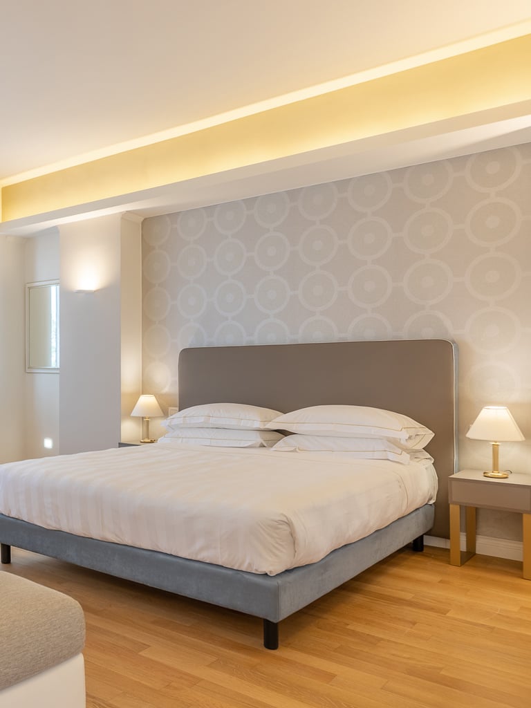 Rooms & Suites19 Rooms & Suites19