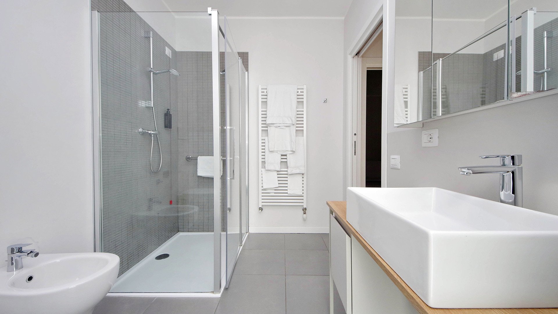 Standard One-Bedroom Apartment with two single beds4