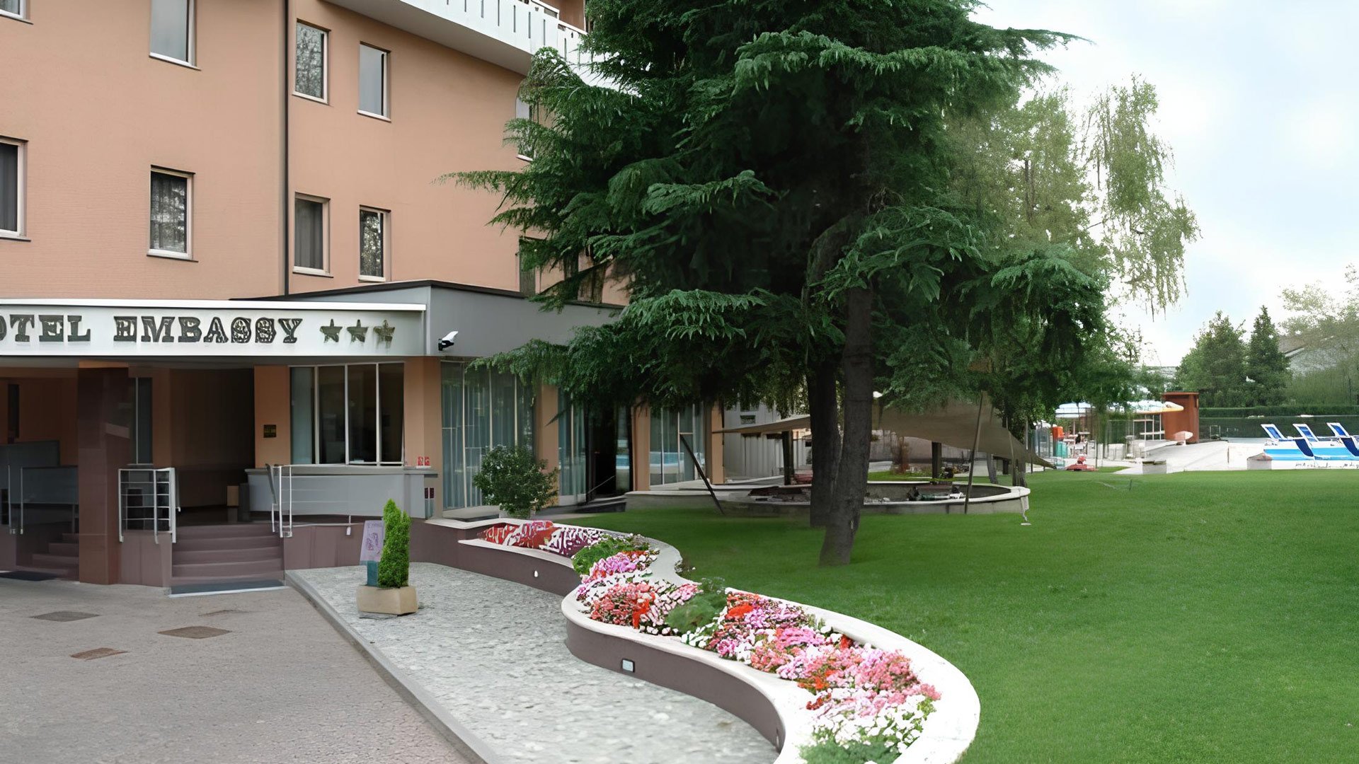 Embassy Park Hotel3