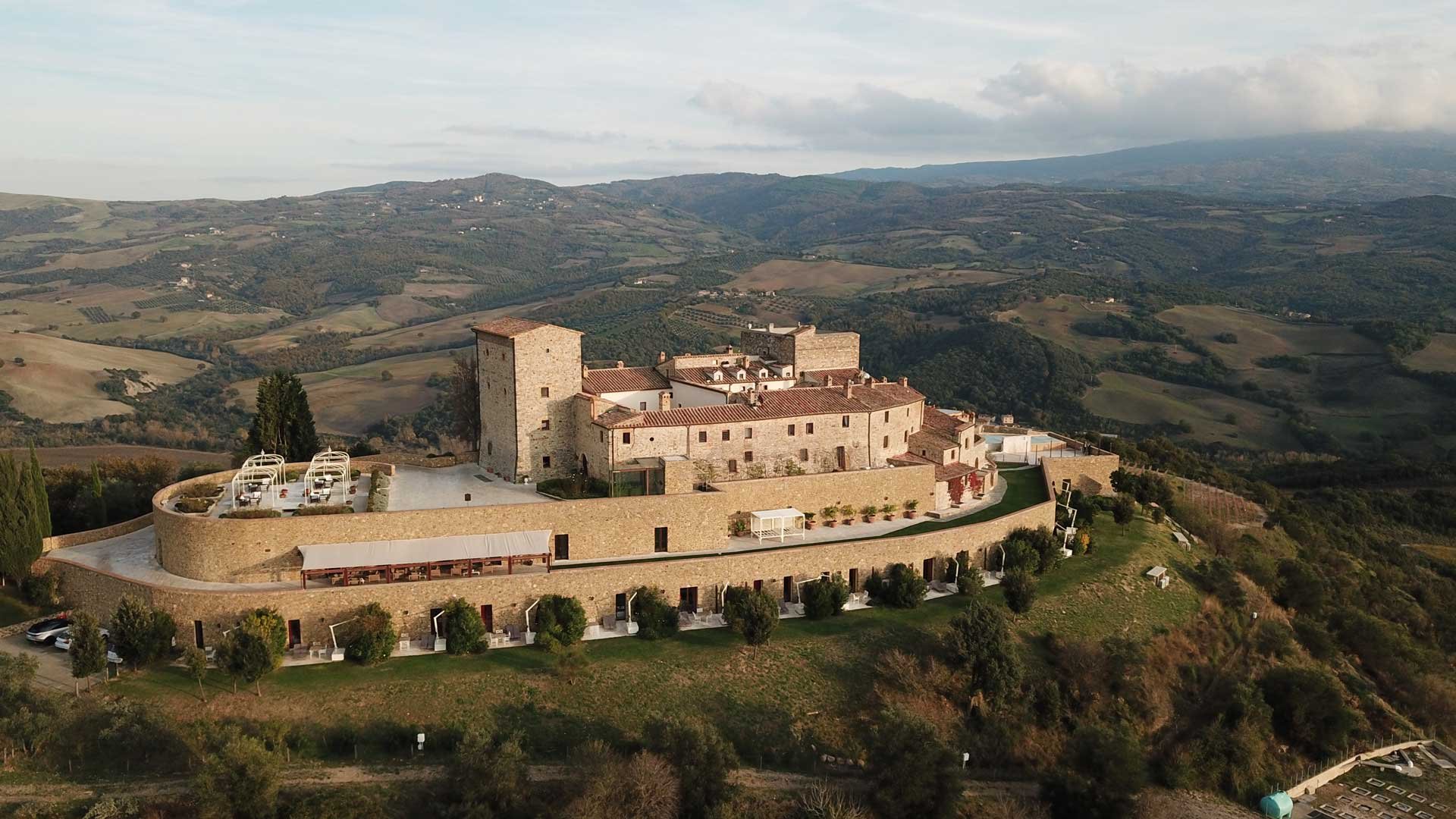 Soggiorna al Castello di Velona Resort a Montalcino in Val d