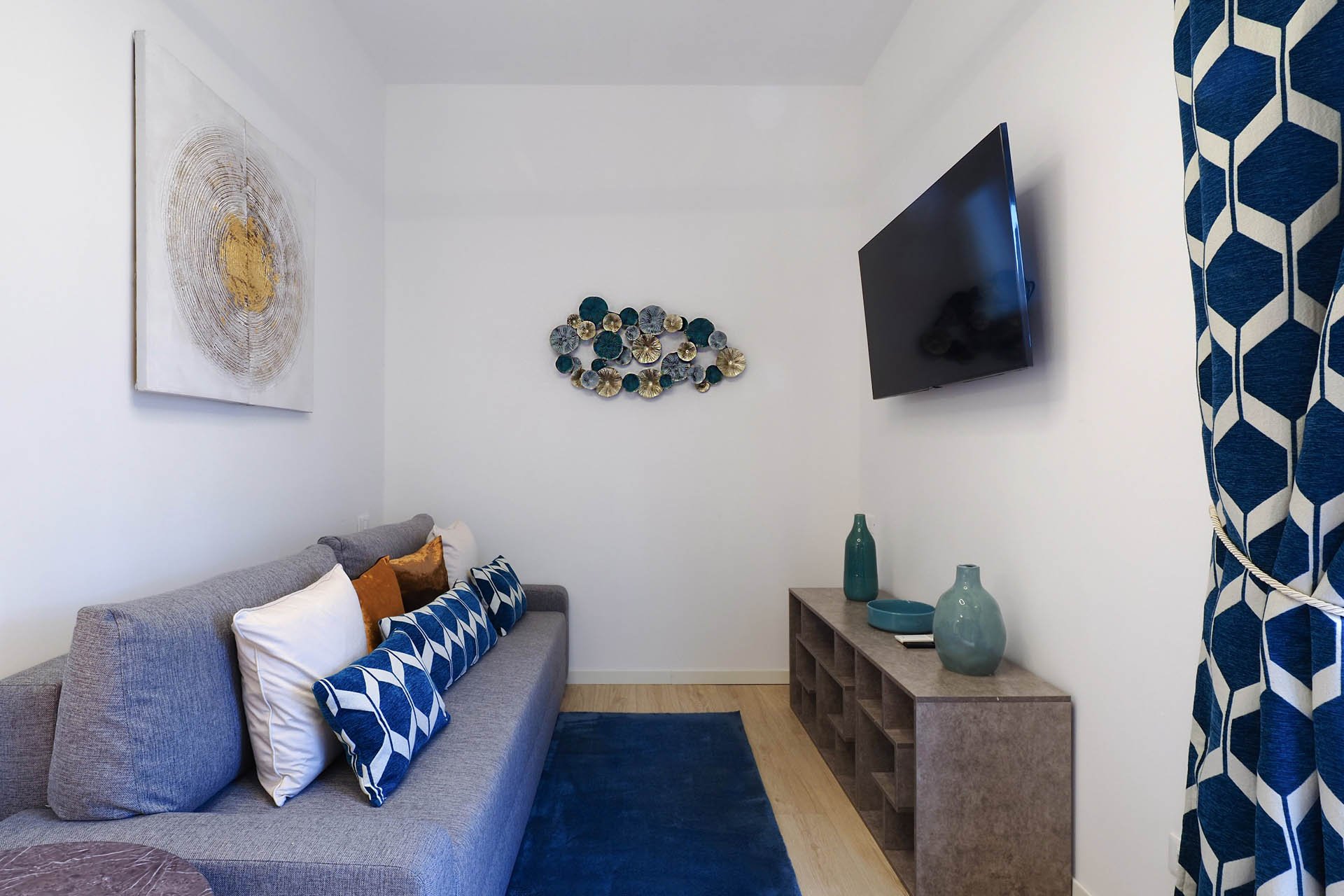 Gallery 384