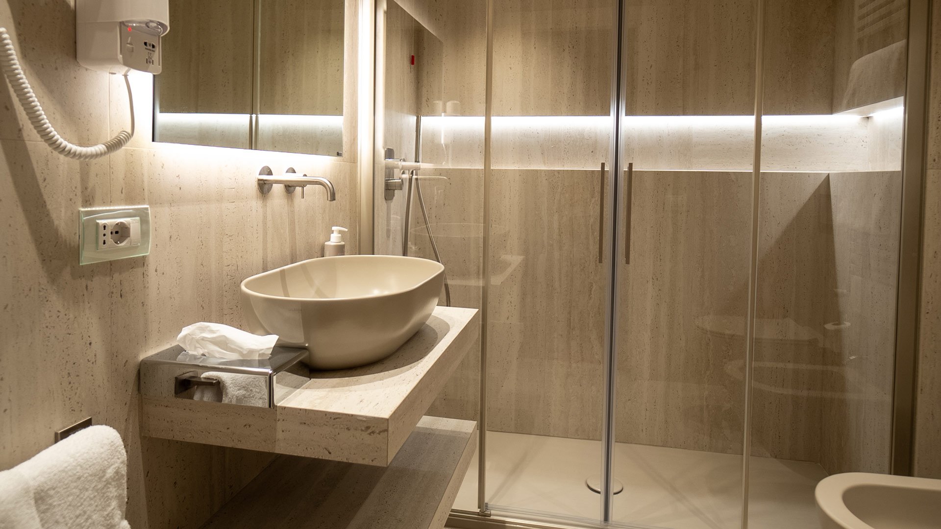 Relax Suite with Jacuzzi®3 Relax Suite with Jacuzzi®3