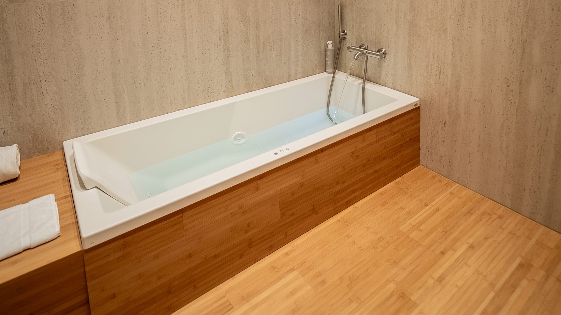 Relax Suite with Jacuzzi®5 Relax Suite with Jacuzzi®5
