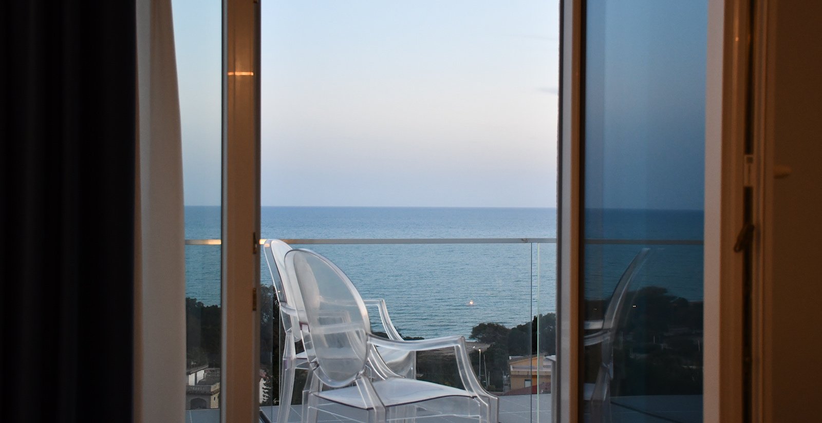 Camera matrimoniale con balcone e vista mare32