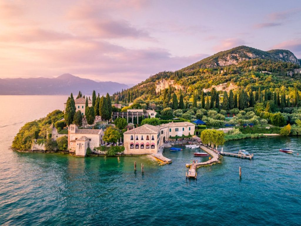 THE LAKE WITH YOUR SPEEDBOAT & BONOTTO1