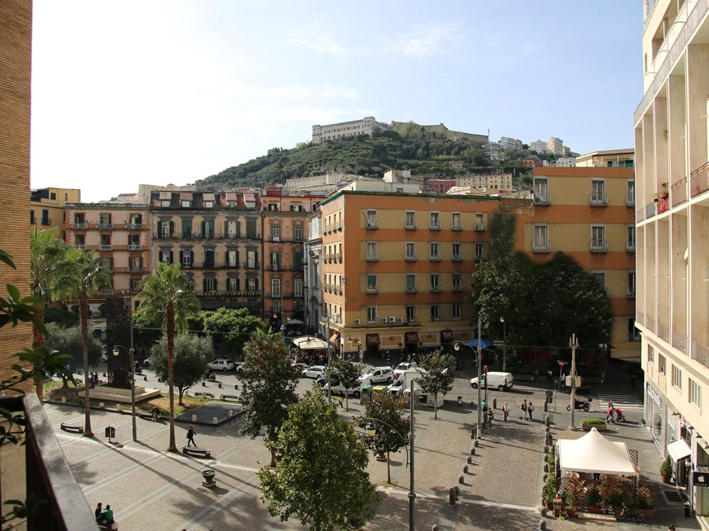 Benvenuti in Piazza Carità14