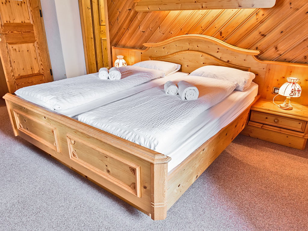 gallery/1024_Bernina_Camere_Matrimoniale_con_bagno_privato_04.jpg