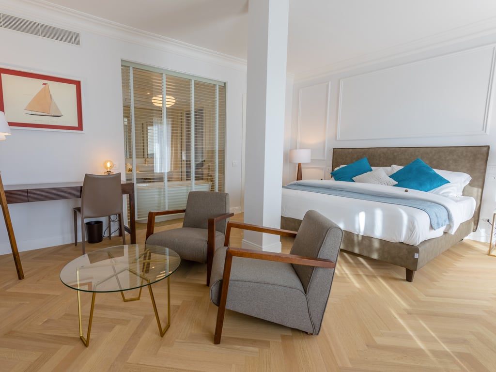 Suite Deluxe12 Suite Deluxe12
