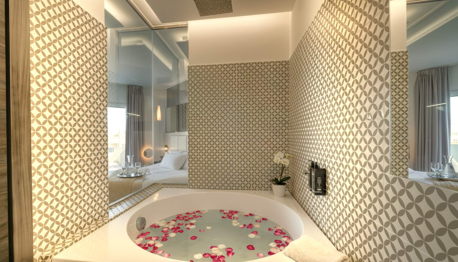 Suite avec baignoire dans la chambre2